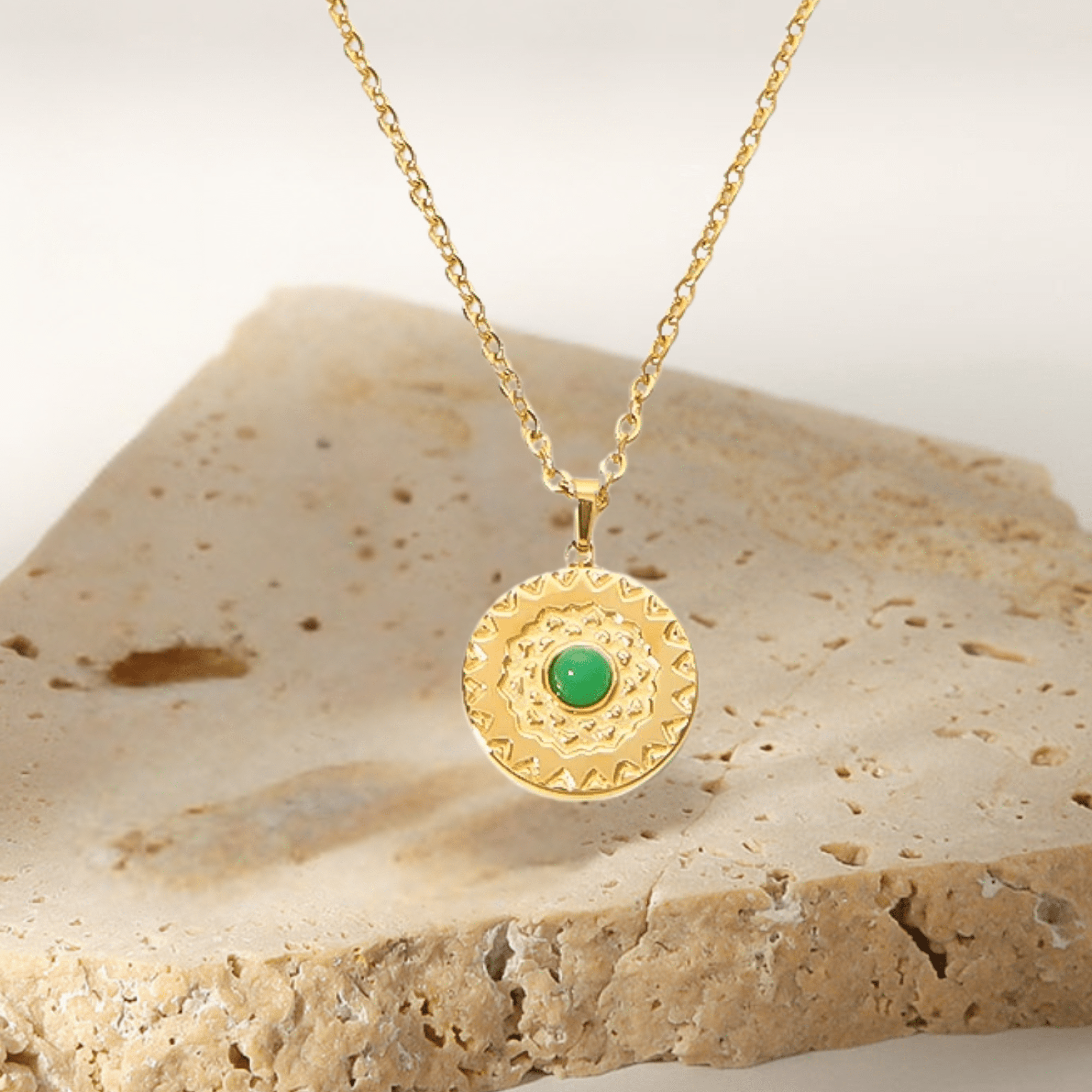 Collier Pendentif Soleil Emeraude