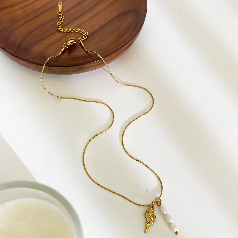 Gold Necklace with Ivory Pearls